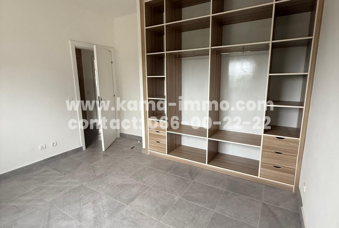 Appartement Dans Barrière à Louer à Ambowé
