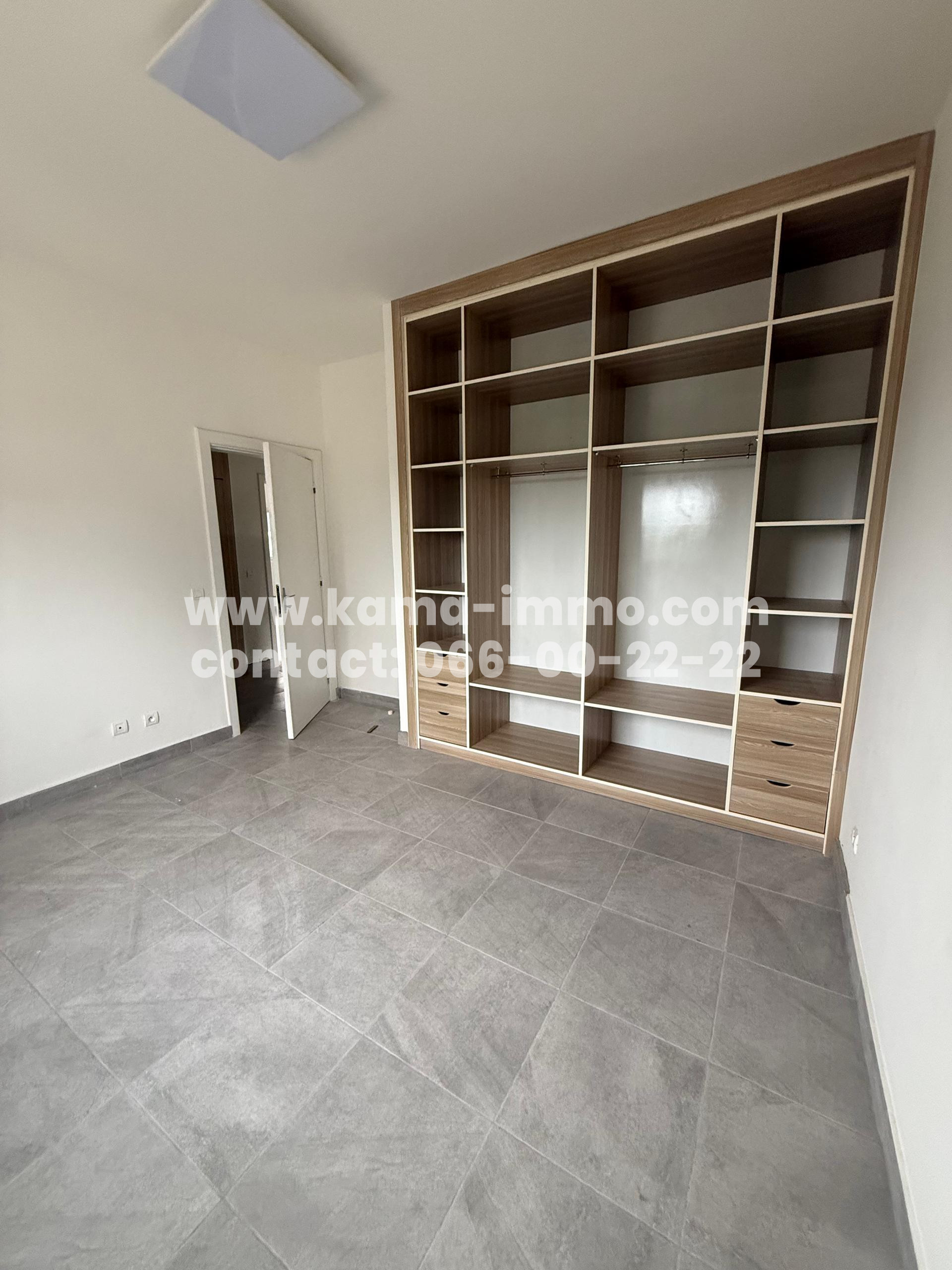 Appartement Dans Barrière à Louer à Ambowé