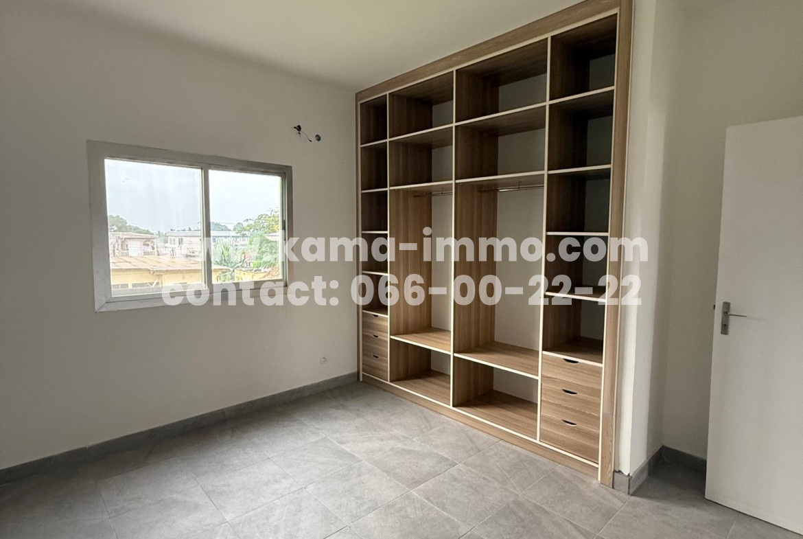 Appartement Dans Barrière à Louer à Ambowé