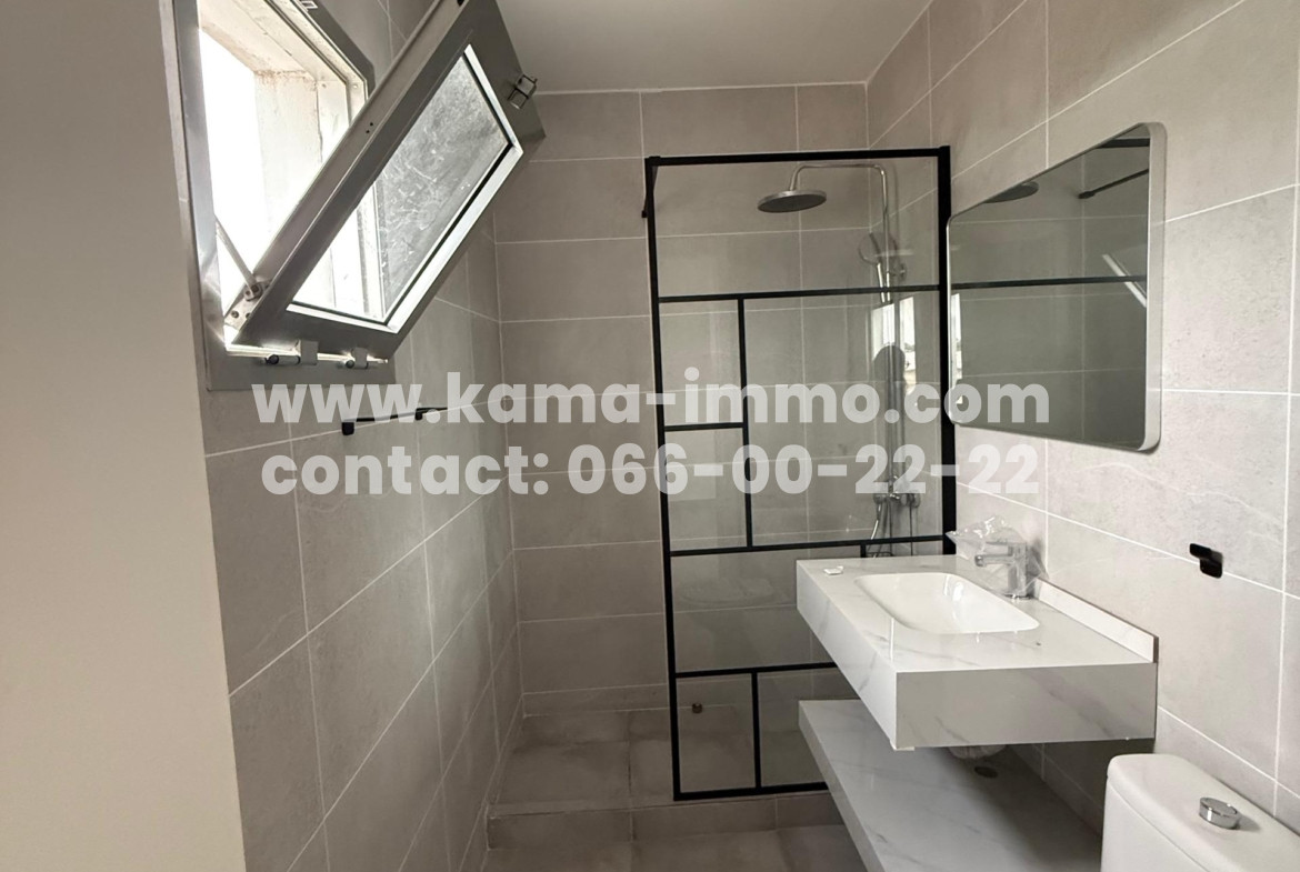 Appartement Dans Barrière à Louer à Ambowé