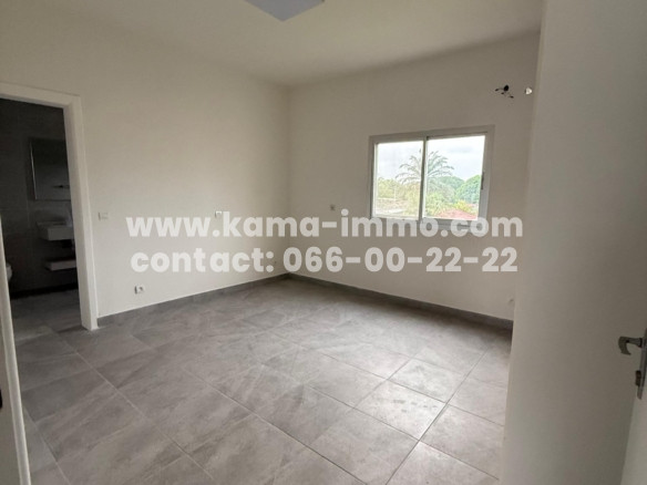 Appartement Dans Barrière à Louer à Ambowé