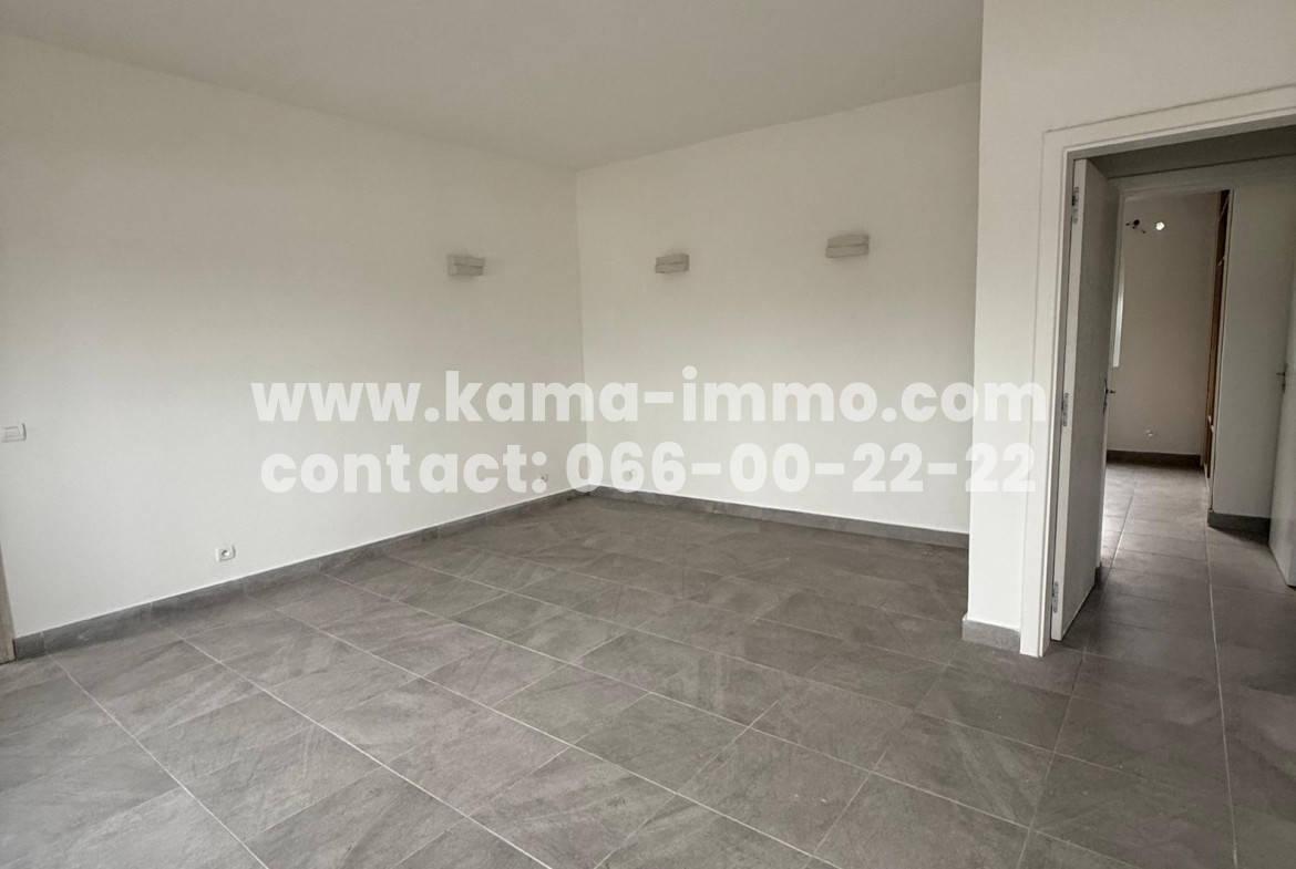 Appartement Dans Barrière à Louer à Ambowé