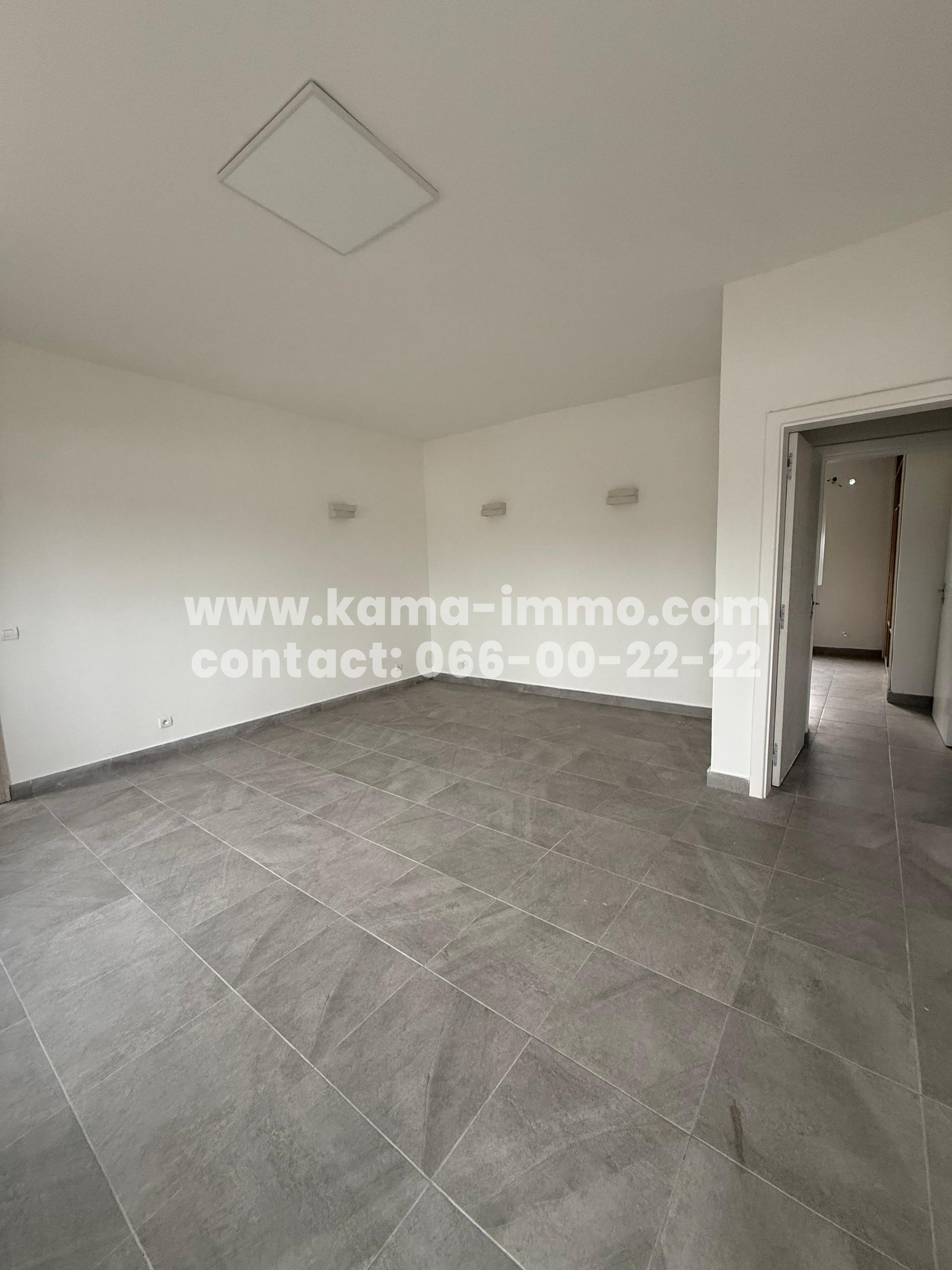 Appartement Dans Barrière à Louer à Ambowé