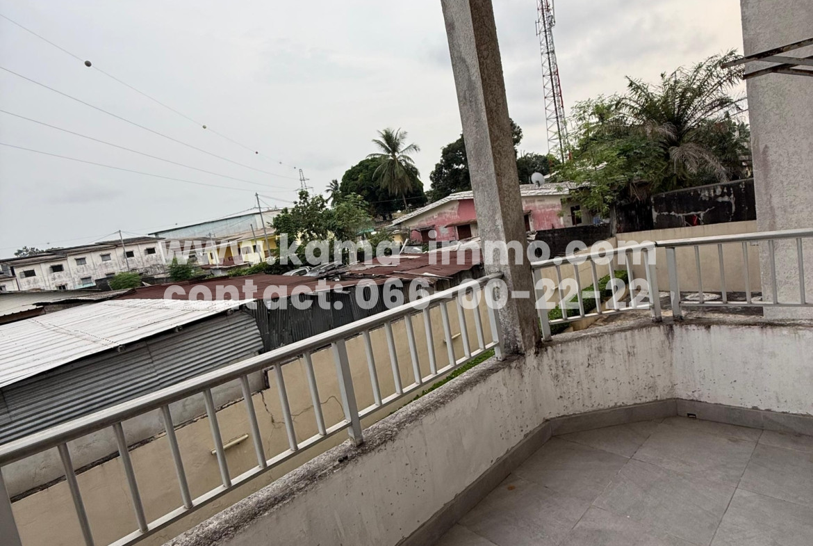 Appartement Dans Barrière à Louer à Ambowé
